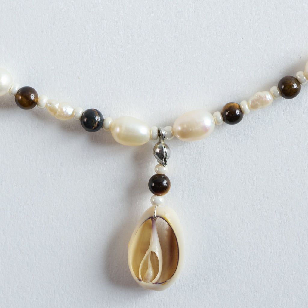 Farbe:
Braun, Weiß und Gold verbinden sich zu einem warmen, eleganten Farbspiel. Der Look wirkt natürlich, sonnig und harmonisch.