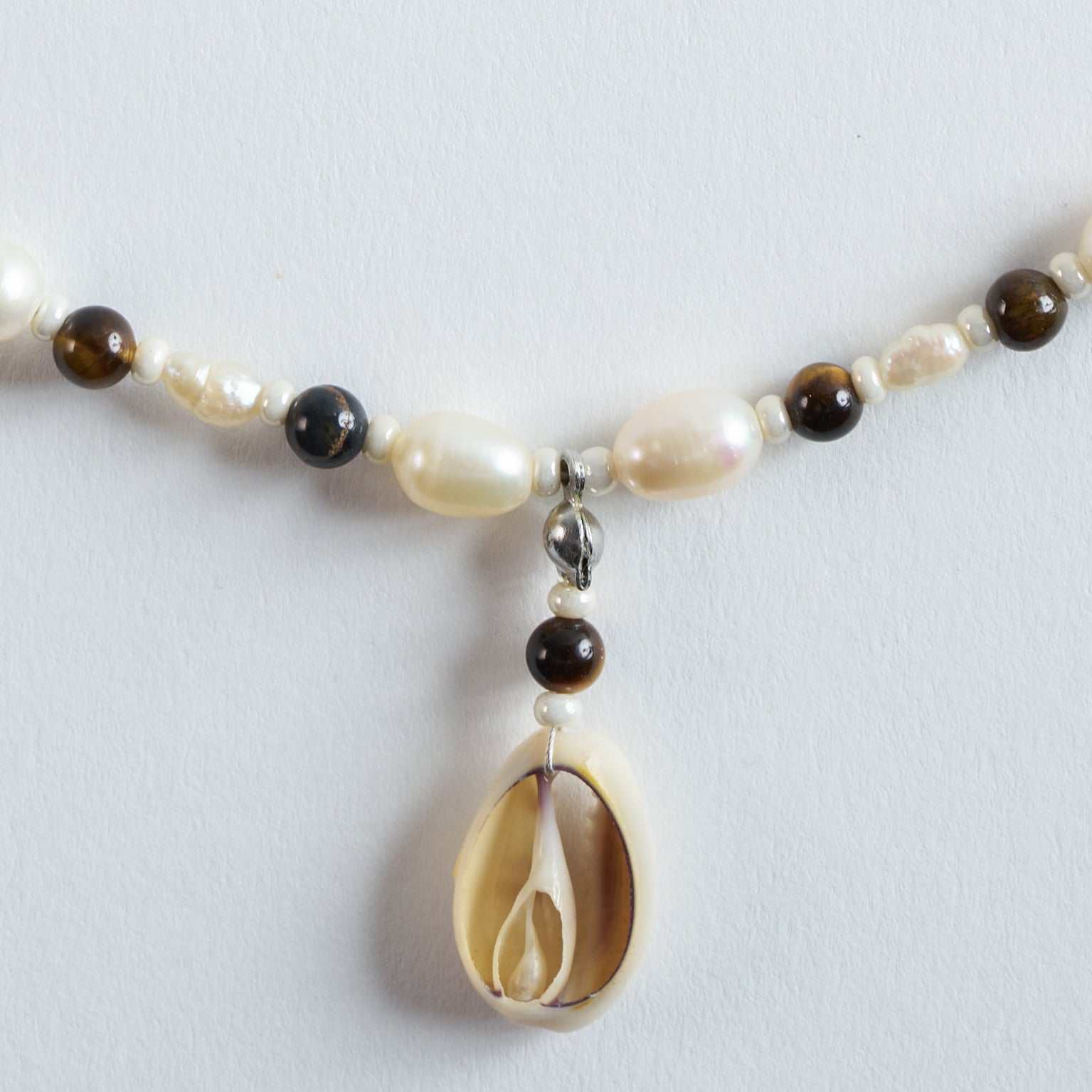 Farbe:
Braun, Weiß und Gold verbinden sich zu einem warmen, eleganten Farbspiel. Der Look wirkt natürlich, sonnig und harmonisch.