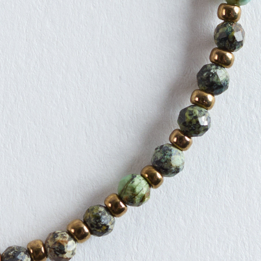 Farbe
Grün, Gold, sanfte Erdtöne