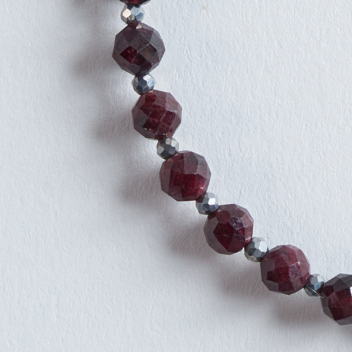 Farbe
Bordeauxrot, Silber