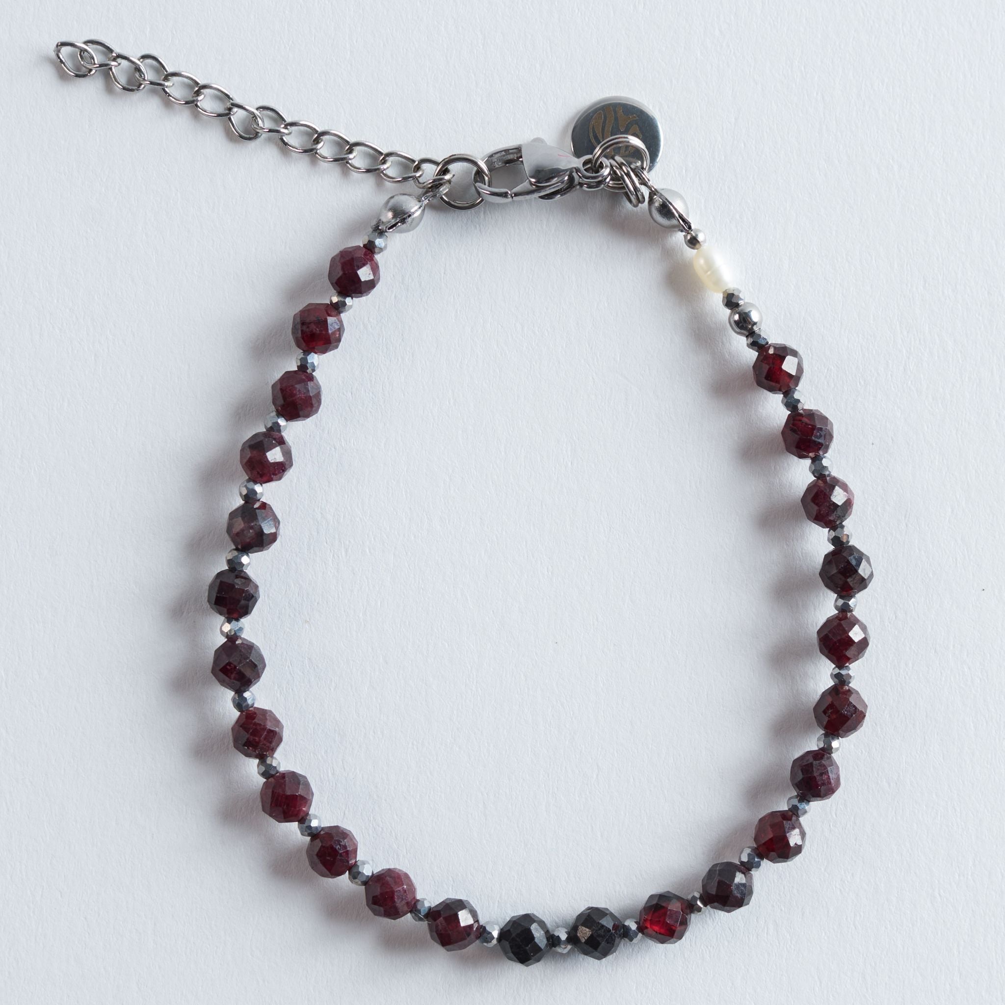 Das Armband Berry Essence greift den tiefen Beerenlook der Halskette auf und übersetzt ihn in eine fein facettierte Perlenreihe fürs Handgelenk. Dunkles Bordeauxrot und kühles Silber spielen dezent miteinander und schaffen einen eleganten Akzent, der sich leicht in deinen Alltag integrieren lässt.