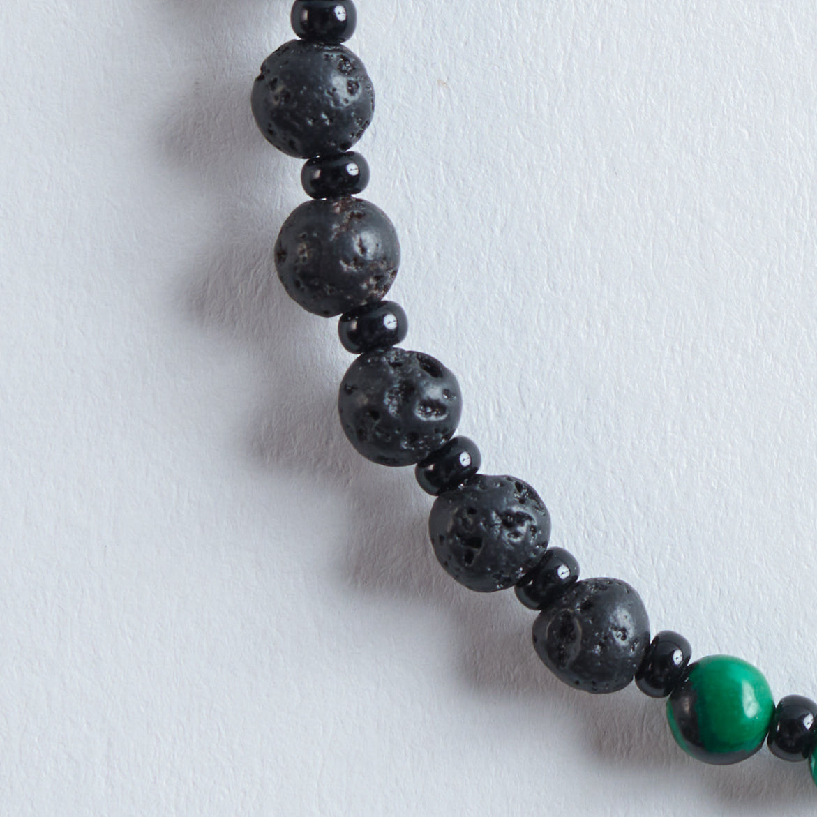 Das Armband wirkt klar, sportlich-elegant und setzt einen dezenten Farbakzent, ohne aufdringlich zu sein.

Farbe
Schwarz, Grün