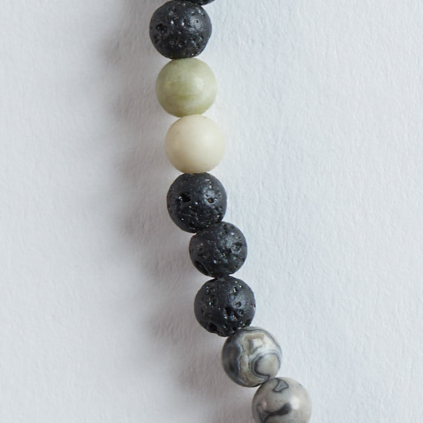 Farbe
Mattschwarz, Naturgrau und Beige – weich, natürlich und harmonisch.