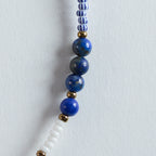 Dunkelblau, Hellblau, Weiß und Gold – ein frischer, kraftvoller Farbkontrast, der jedem Look Tiefe und Eleganz verleiht.