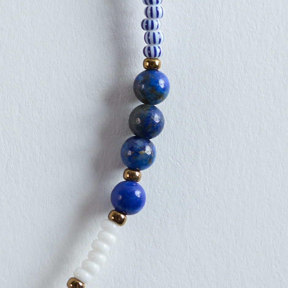 Dunkelblau, Hellblau, Weiß und Gold – ein frischer, kraftvoller Farbkontrast, der jedem Look Tiefe und Eleganz verleiht.