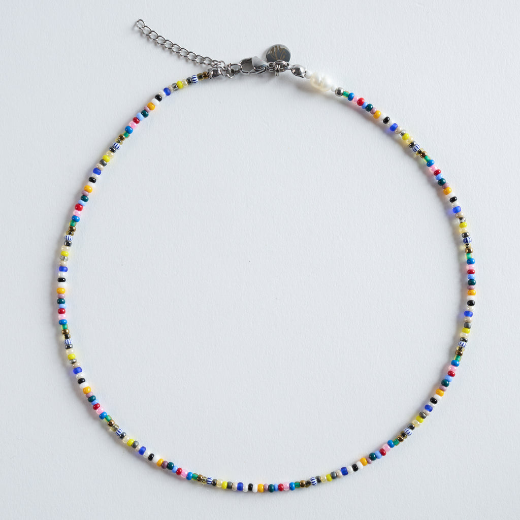 Die Halskette „Color Breeze“ vereint feine, sorgfältig ausgewählte Glasperlen zu einem luftigen, modernen Design.