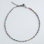 Die Halskette „Color Breeze“ vereint feine, sorgfältig ausgewählte Glasperlen zu einem luftigen, modernen Design.