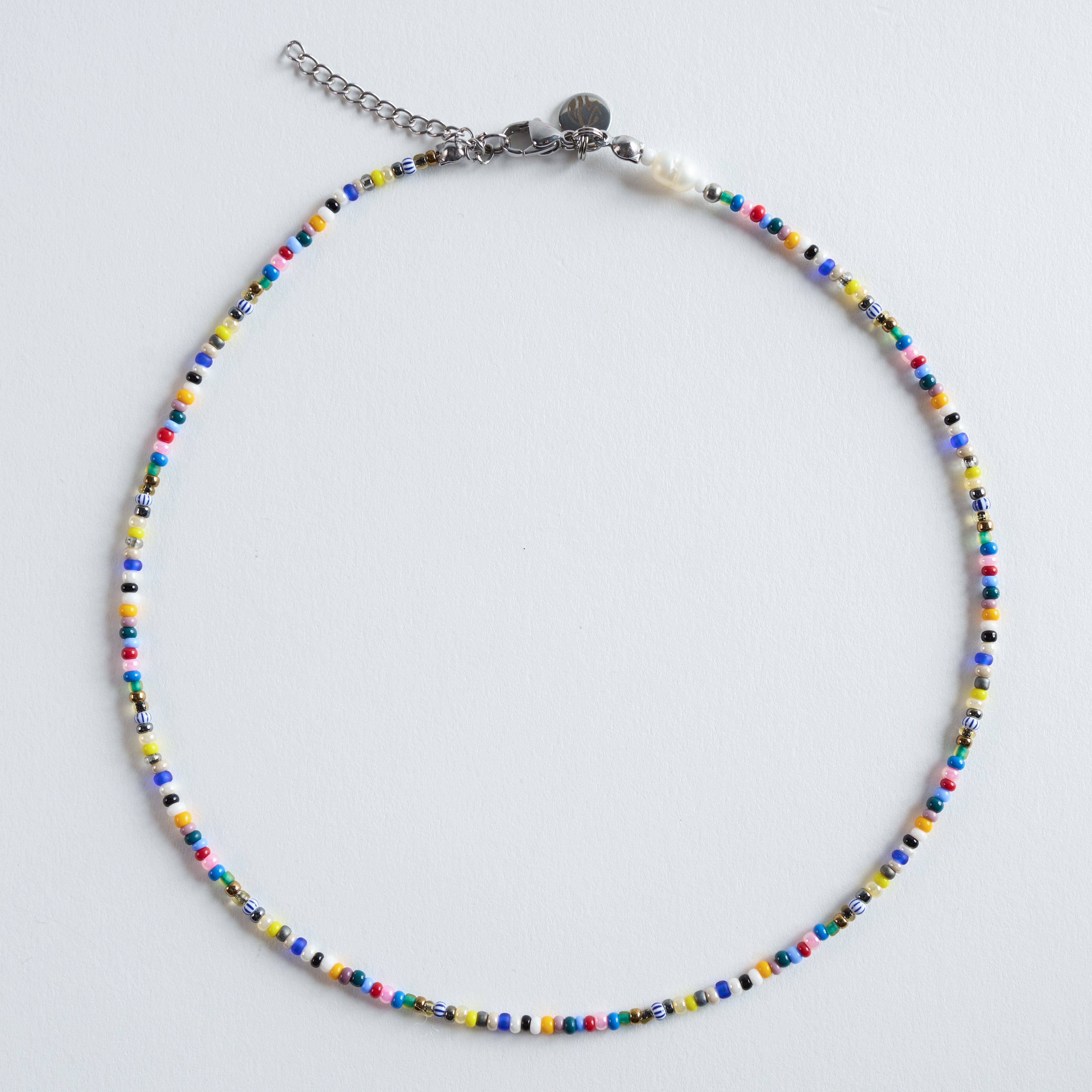 Die Halskette „Color Breeze“ vereint feine, sorgfältig ausgewählte Glasperlen zu einem luftigen, modernen Design.