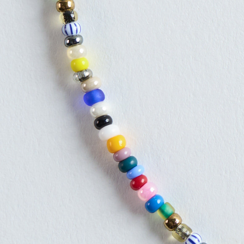 Ein klarer, bunter Mix aus kräftigen und hellen Nuancen – darunter Blau, Weiß, Gelb, Orange und weitere feine Farbtöne. Die Kombination wirkt frisch, ausgewogen und verleiht jedem Outfit eine leichte, moderne Farbenergie.