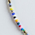 Ein klarer, bunter Mix aus kräftigen und hellen Nuancen – darunter Blau, Weiß, Gelb, Orange und weitere feine Farbtöne. Die Kombination wirkt frisch, ausgewogen und verleiht jedem Outfit eine leichte, moderne Farbenergie.