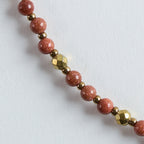 Warme Goldnuancen treffen auf dunkelbraunen Schimmer und metallisch glänzenden Hämatit.
Der Mix wirkt edel, modern und verleiht jedem Look eine feine, goldene Strahlkraft.