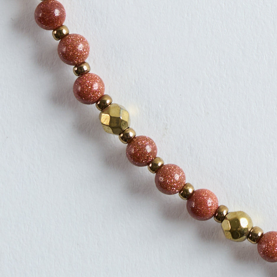 Warme Goldnuancen treffen auf dunkelbraunen Schimmer und metallisch glänzenden Hämatit.
Der Mix wirkt edel, modern und verleiht jedem Look eine feine, goldene Strahlkraft.