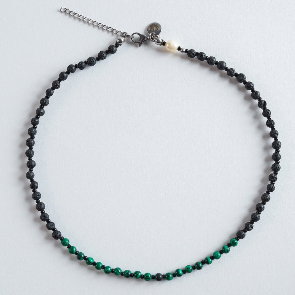 Diese Halskette vereint matten Lavastein mit hochwertigem Malachit-Imitat – modern, zeitlos und ideal für den Alltag. Jedes Schmuckstück wird einzeln gefertigt und erhält durch die grün marmorierte Musterung des Malachit-Imitats seinen ganz eigenen Charakter.

Farbe: Tiefes Schwarz trifft auf intensives, marmoriertes Grün. Die Kombination wirkt modern, natürlich und harmonisch. Ein eleganter Kontrast, der jedes Outfit abrundet.