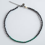 Diese Halskette vereint matten Lavastein mit hochwertigem Malachit-Imitat – modern, zeitlos und ideal für den Alltag. Jedes Schmuckstück wird einzeln gefertigt und erhält durch die grün marmorierte Musterung des Malachit-Imitats seinen ganz eigenen Charakter.

Farbe: Tiefes Schwarz trifft auf intensives, marmoriertes Grün. Die Kombination wirkt modern, natürlich und harmonisch. Ein eleganter Kontrast, der jedes Outfit abrundet.