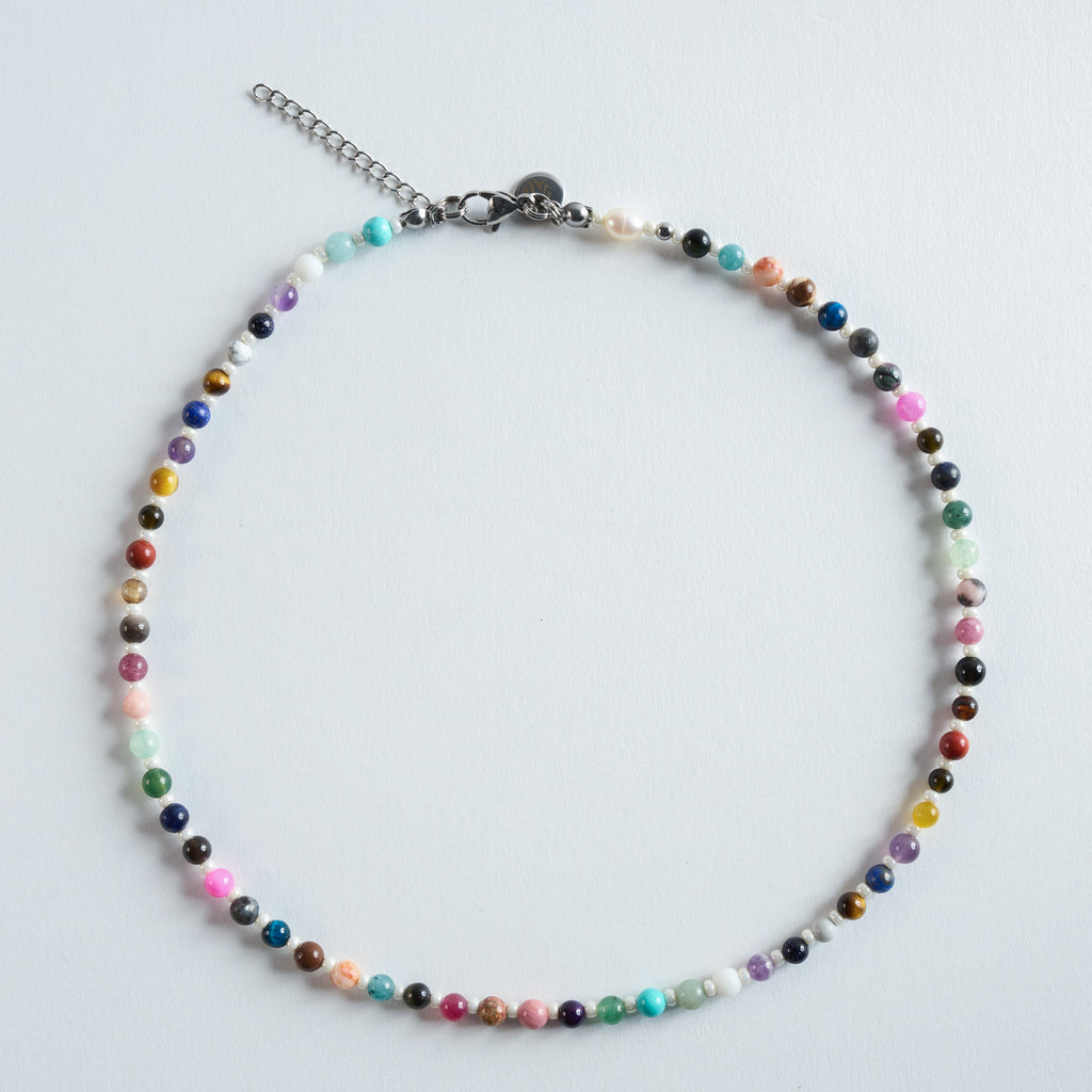 Diese harmonische Halskette besteht aus verschiedenen echten Halbedelsteinen, die sorgfältig kombiniert wurden und in warmen, natürlichen Beigetönen besonders elegant wirken.