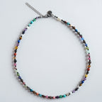 Diese edle Halskette besteht aus 36 verschiedenen Halbedelsteinen, die sorgfältig ausgewählt und harmonisch kombiniert wurden.