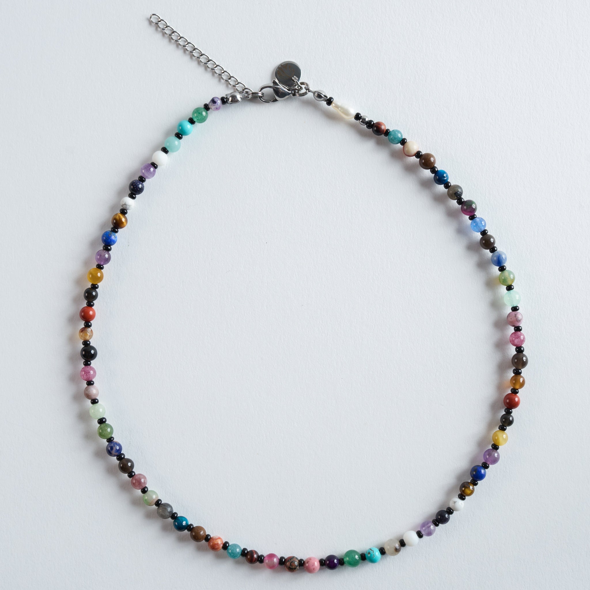 Diese edle Halskette besteht aus 36 verschiedenen Halbedelsteinen, die sorgfältig ausgewählt und harmonisch kombiniert wurden.