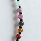 Nahaufnahme eines Teils der 36 verschiedenen Halbedelsteine, die sorgfältig ausgewählt und harmonisch kombiniert wurden.