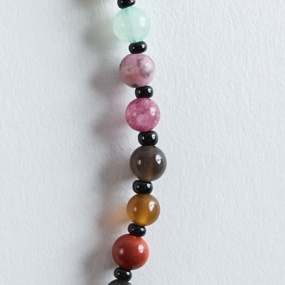 Nahaufnahme eines Teils der 36 verschiedenen Halbedelsteine, die sorgfältig ausgewählt und harmonisch kombiniert wurden.