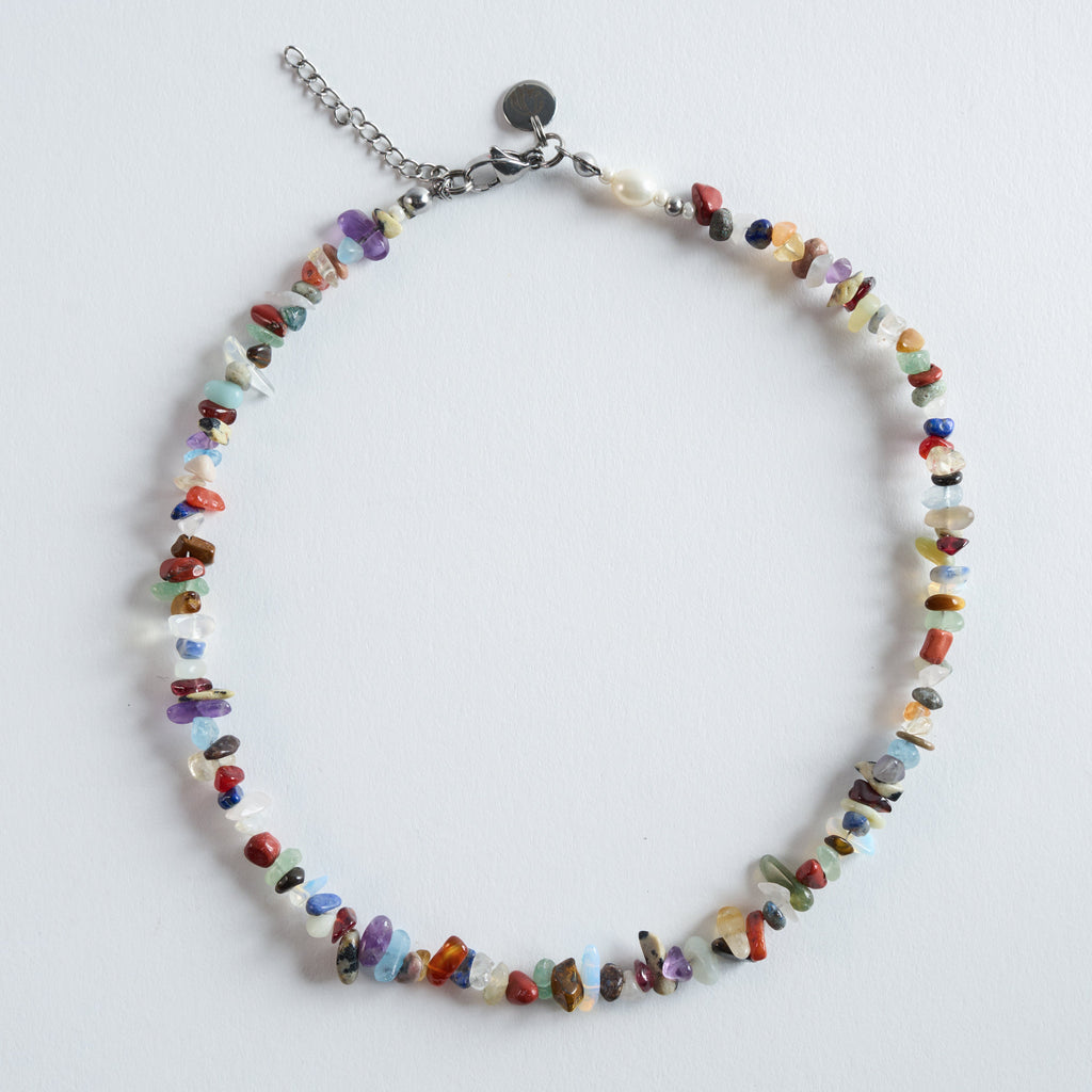 Halskette aus 13 unterschiedlichen Splittersteinen und Edelstahlverschluss. Eine besondere, individuelle Kette für alle, die farbenfrohen und natürlichen Schmuck lieben.