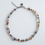 Halskette aus 13 unterschiedlichen Splittersteinen und Edelstahlverschluss. Eine besondere, individuelle Kette für alle, die farbenfrohen und natürlichen Schmuck lieben.