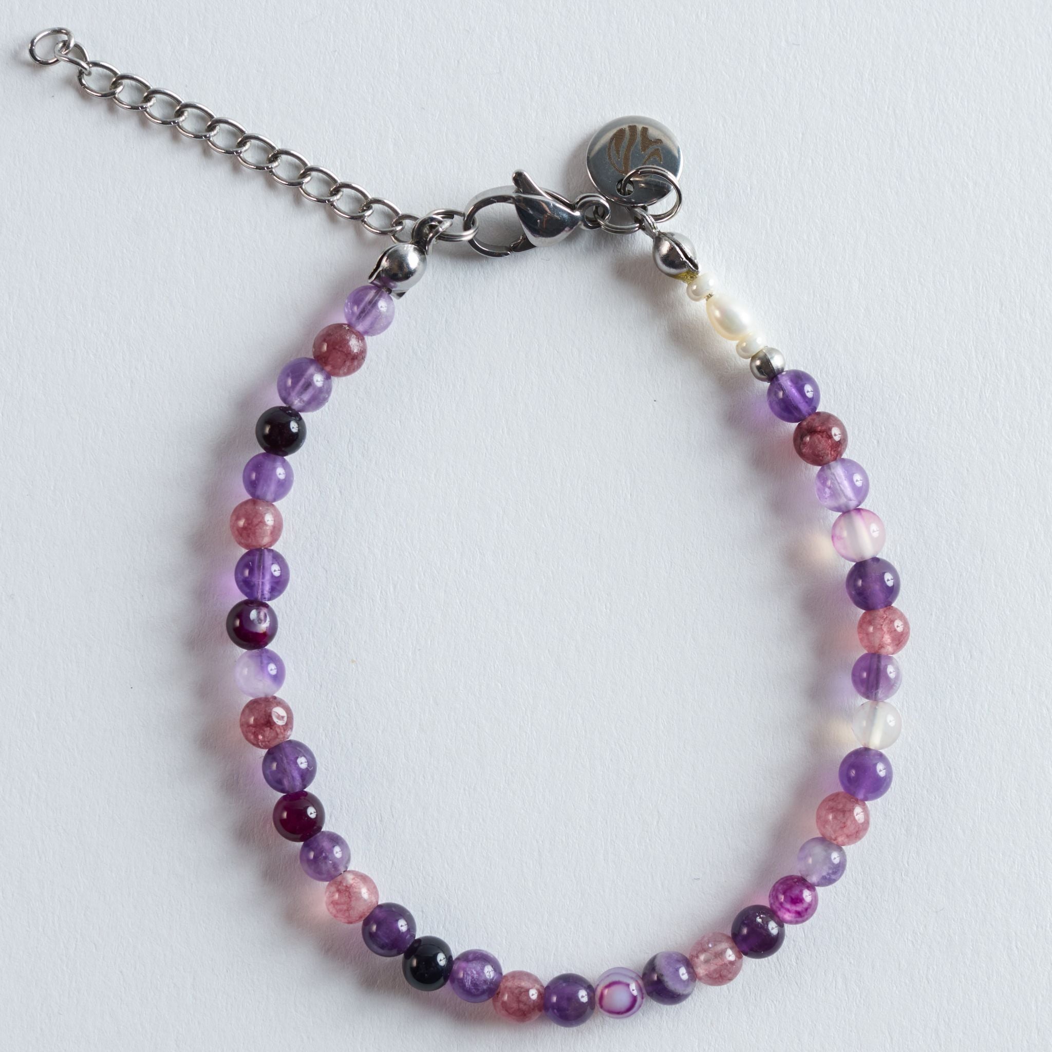 Das Armband Hope vereint verschiedene Violetttöne von Amethyst und Lepidolith mit zarten Achat-Akzenten. Das Armband wirkt ruhig, weich und leicht mystisch. Die Kombination aus transparenten und marmorierten Perlen schafft ein harmonisches, beruhigendes Gesamtbild.