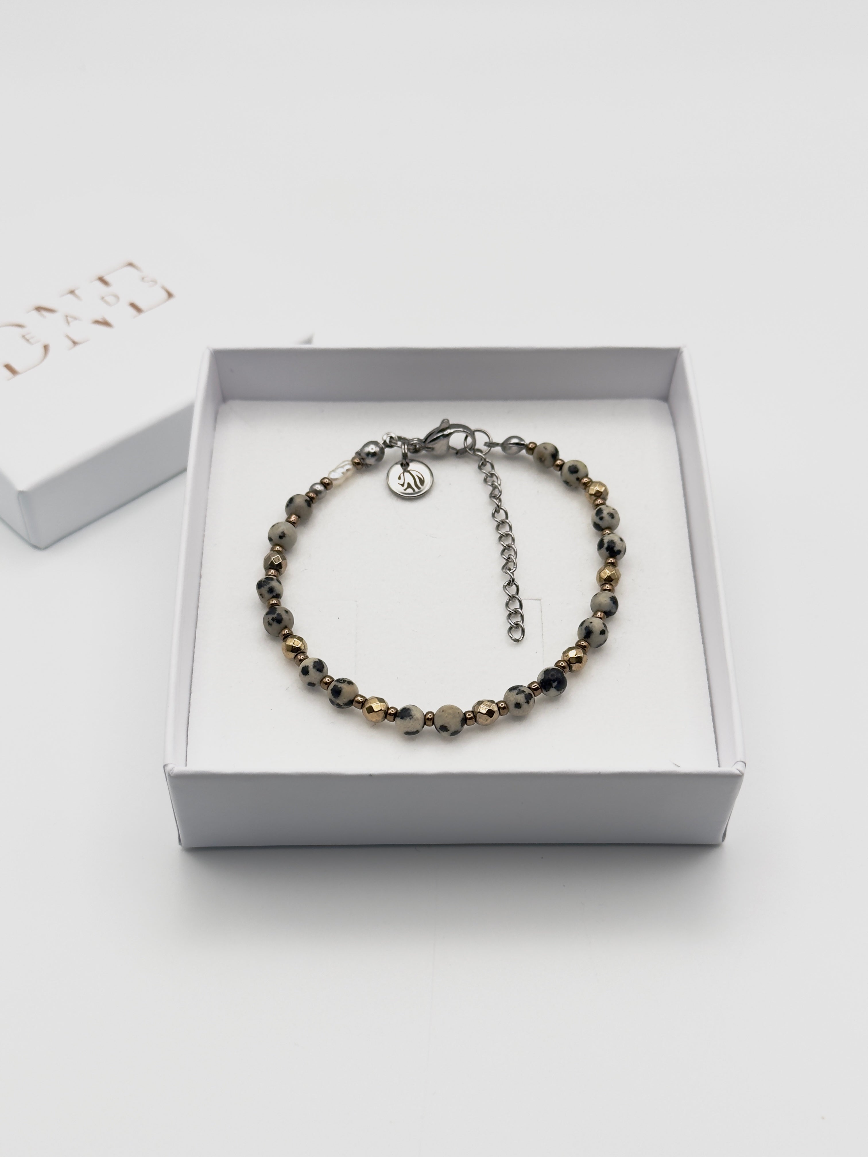 Armband "Facette Dalmatiner" aus Dalmatinerjaspis und goldenen Hämatit