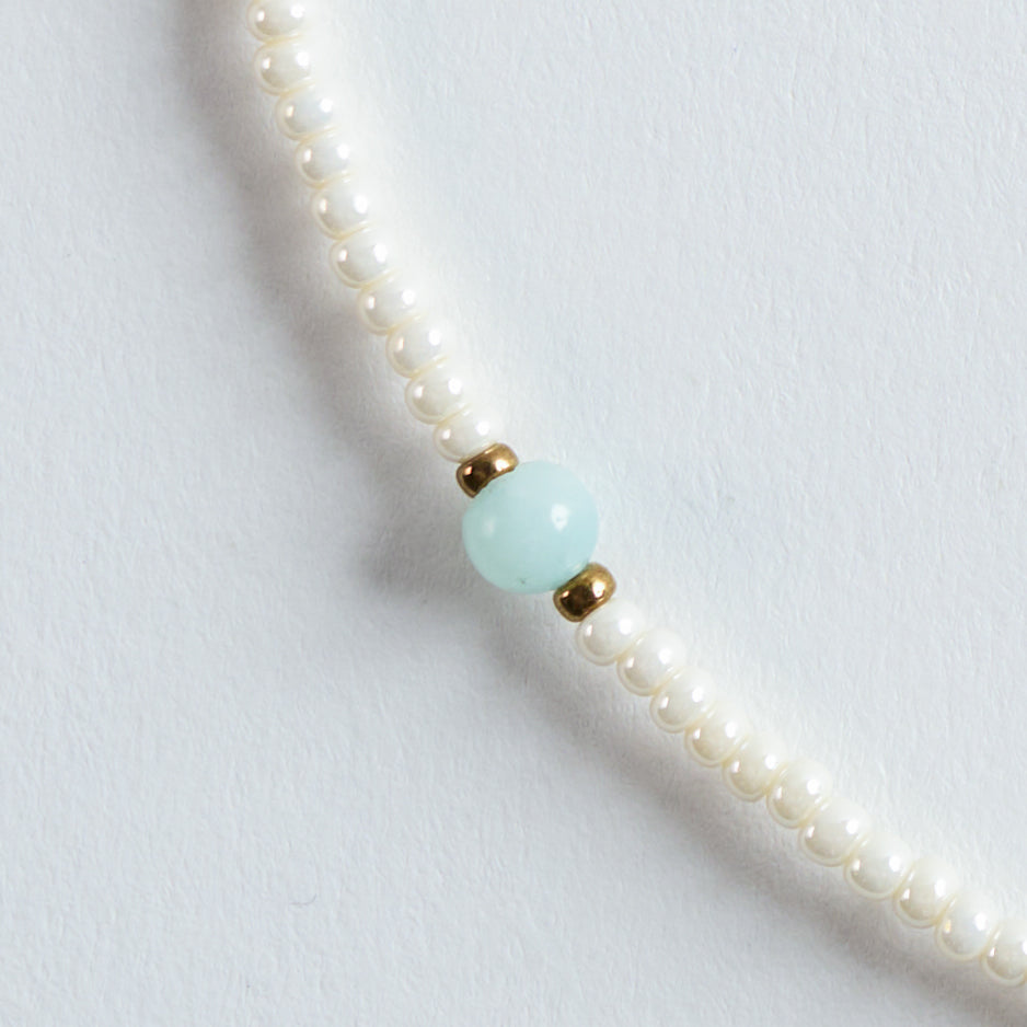 Ein Mix aus cremeweißen Süßwasserperlen, sanftem Mintgrün des Amazonits und goldenen Akzenten. Die Farbkombination wirkt klar, frisch und elegant.