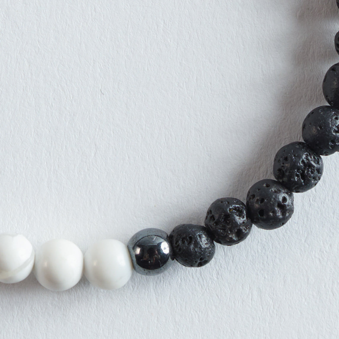 Farbe
Schwarz, Weiß, Silber