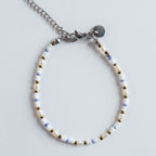 Das Armband „Mama Mia“ verbindet zarte Süßwasserperlen mit blau-weiß gestreiften Glasperlen und warmen Goldakzenten. Die maritime Farbwelt erinnert an Sommer, helles Sonnenlicht und das leichte Spiel von Wellen am Strand. Die Twister-Anordnung verleiht dem Design eine sanfte Bewegung, sodass ein frischer, lebendiger Rhythmus entsteht.
Ein moderner, verspielter Look, der Leichtigkeit und Sommerenergie vermittelt.