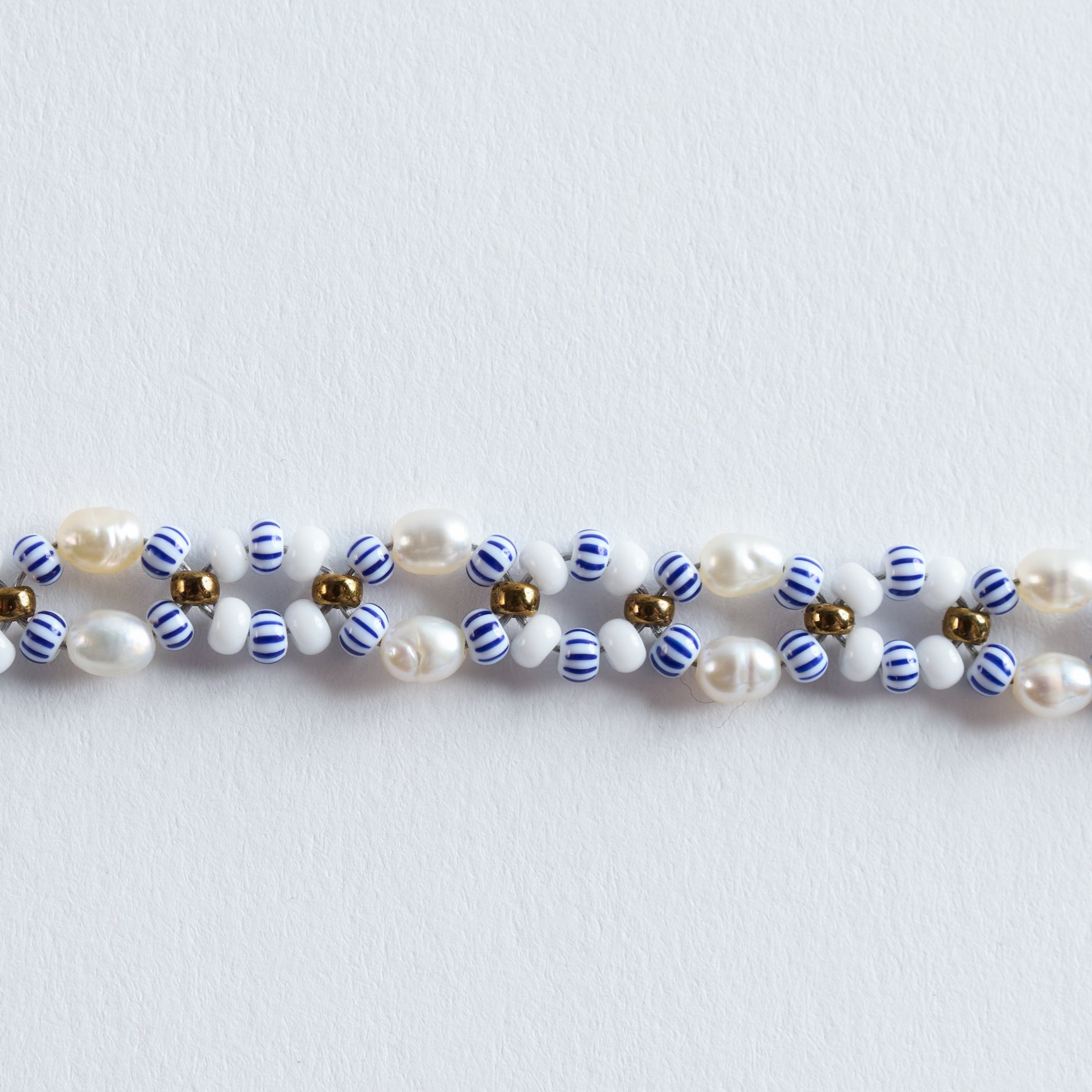 Farbe
Weiß, Perlmutt, Blau, Gold