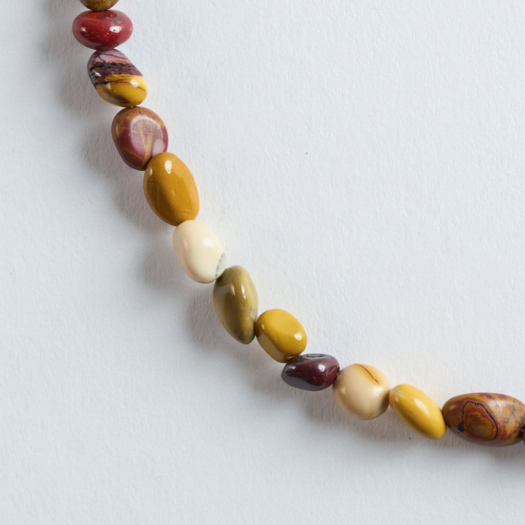 Farbe
Ein warmer Mix aus Gelb, Creme, Rotbraun und Oliv – die natürlichen Nuancen des echten Mookaits ergeben eine harmonische, sanft erdige Farbpalette mit moderner Ausstrahlung.