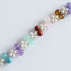 Farbe
Bunt

Hinweis
Jedes Mystery-Armband ist ein Unikat. Die verwendeten Steine und deren Anordnung variieren. Das gezeigte Bild dient als Beispiel für eine mögliche Farbkombination.