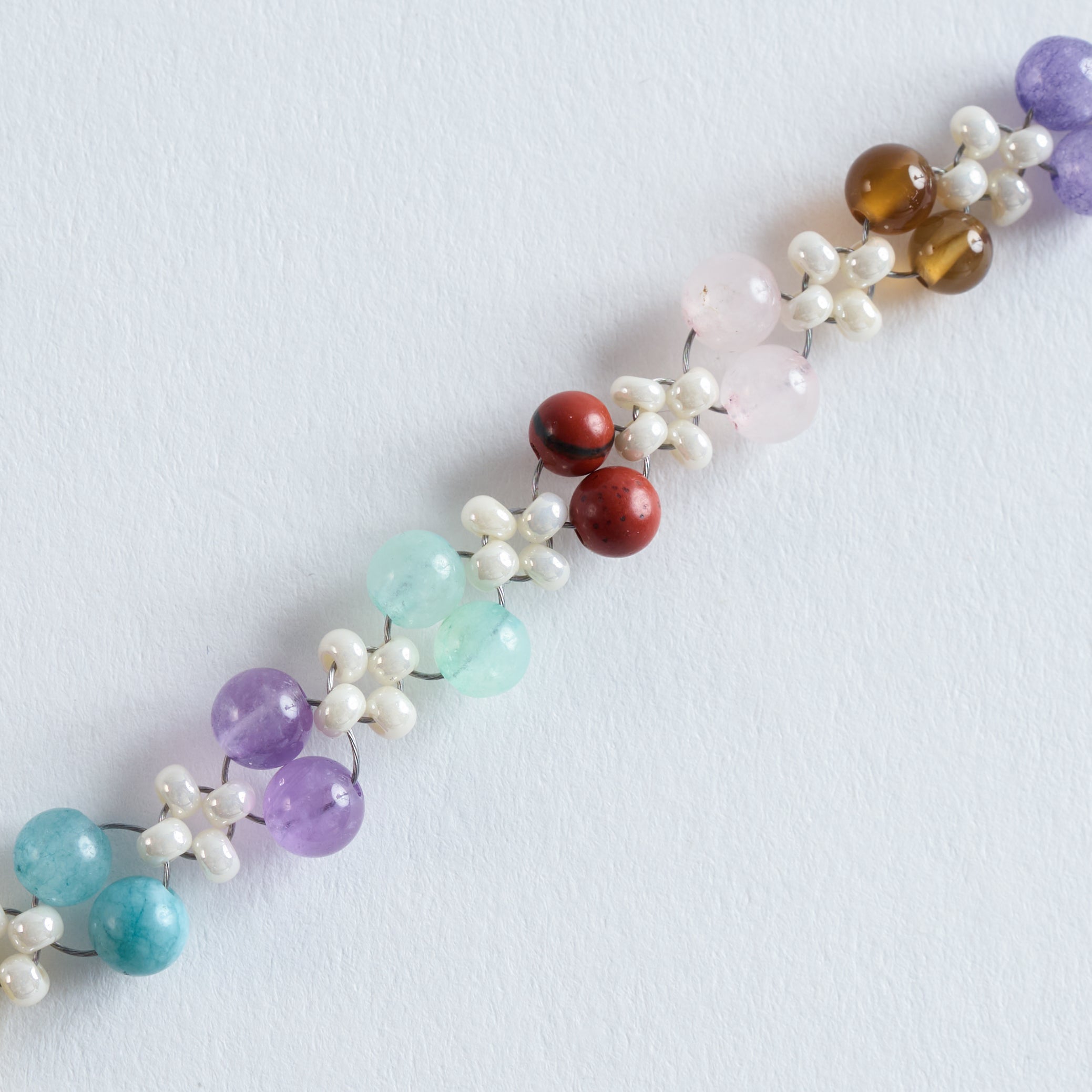 Farbe
Bunt, Rosa, Mint, Hellgelb, Lavendel, Blau, warme Erdtöne, Weiß, Beige