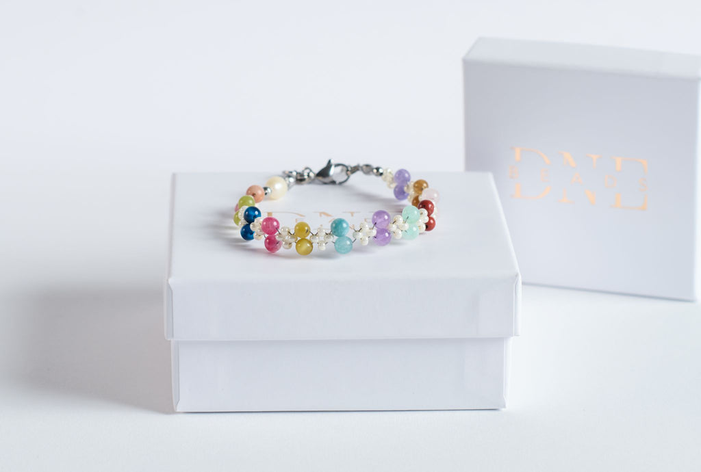 Das Twister-Armband Mystery vereint einen zarten Halbedelstein-Mix mit feinen weißen Akzentperlen zu einem spielerischen, dennoch eleganten Design. Die gedrehte Struktur legt sich weich ums Handgelenk und lässt die unterschiedlichen Steine wie einen kleinen Farbverlauf wirken, der jeden Look dezent aufhellt.