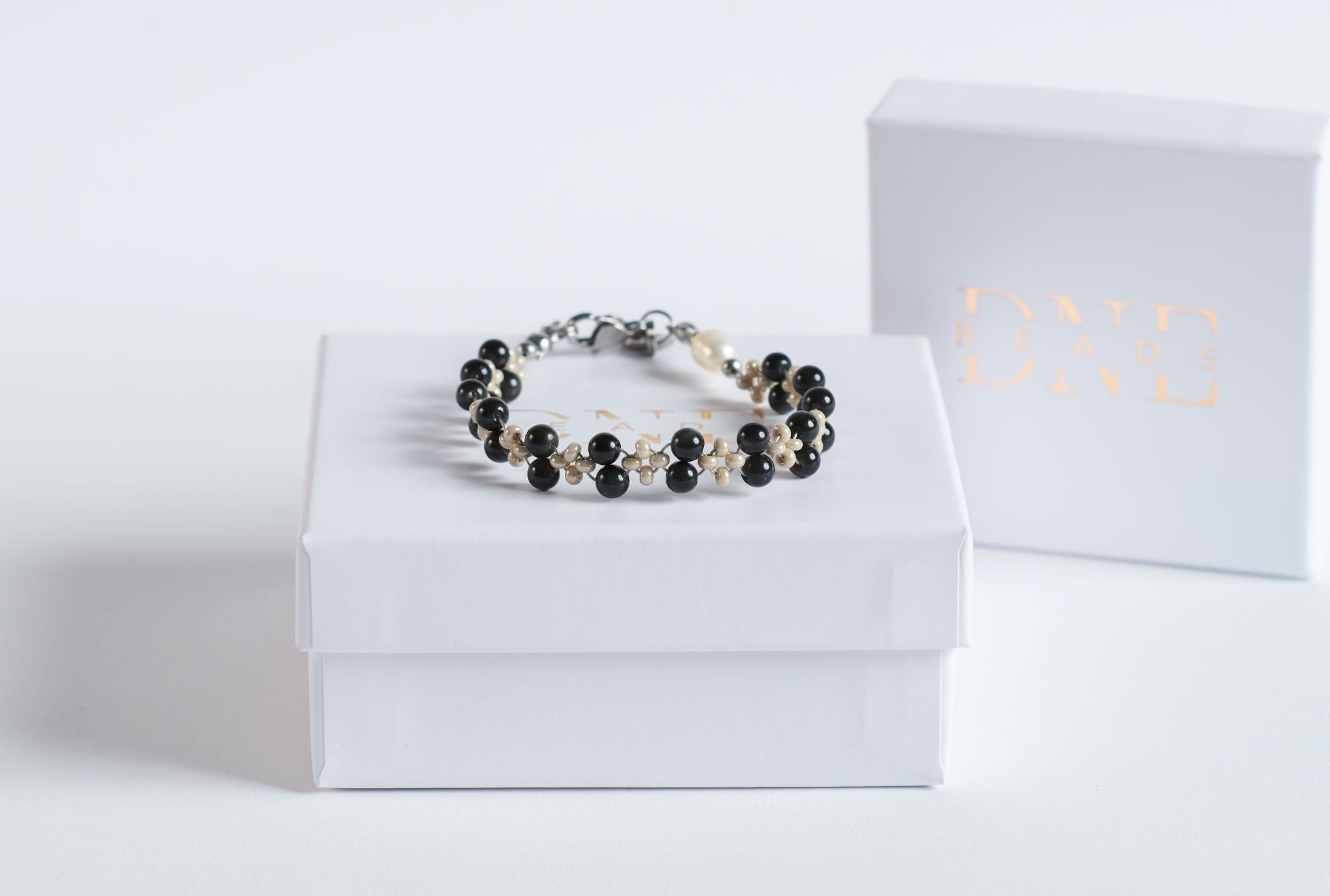 Das Twister-Armband Velvet Clarity kombiniert tiefschwarzen Obsidian mit feinen, grauen und beigen Perlen.

Die klar glänzenden Steine setzen einen eleganten Kontrast zu den hellen Details und verleihen dem Design eine moderne, minimalistische Ausstrahlung.