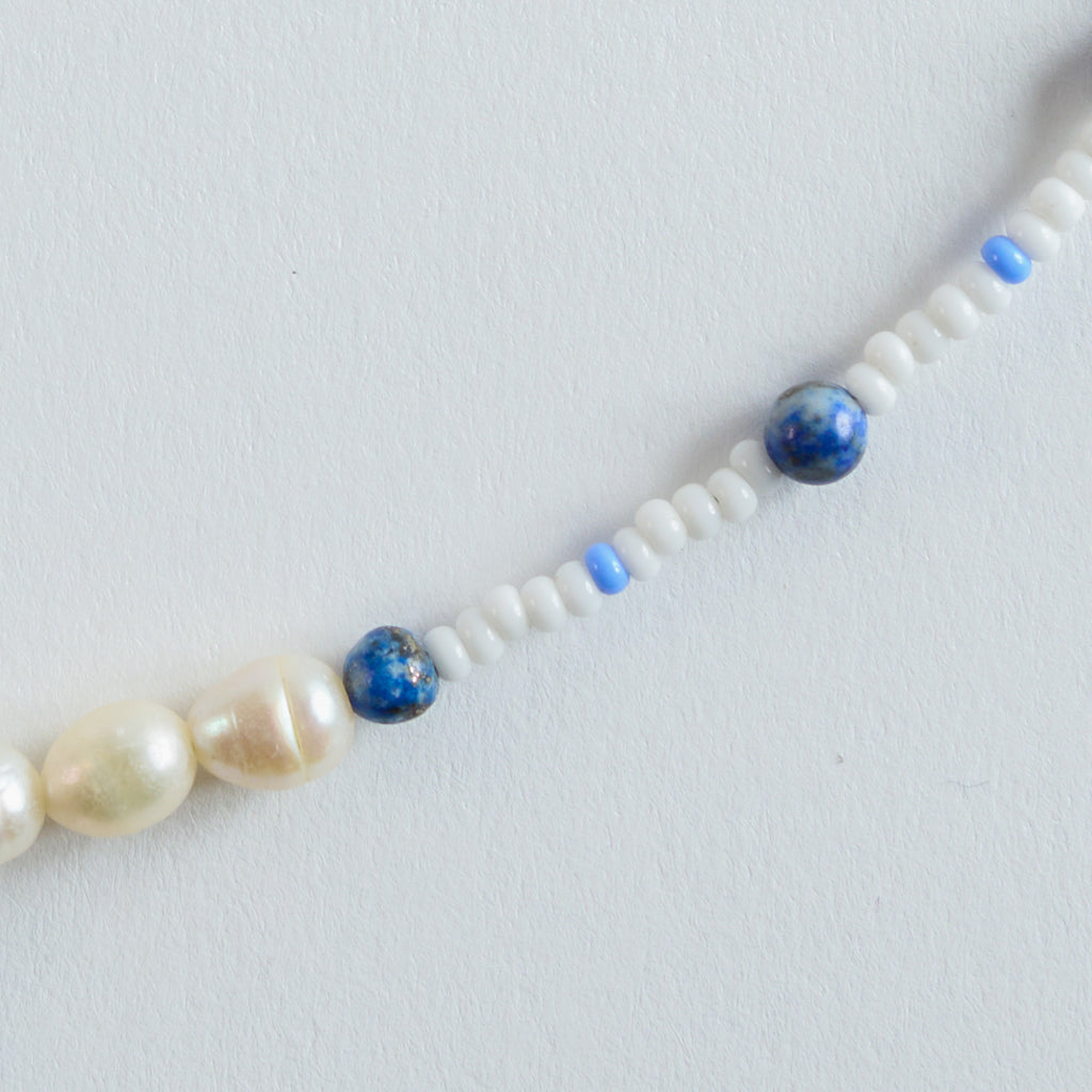 Dunkelblau, Hellblau und Weiß treffen auf feine Golddetails. Der Mix wirkt frisch, maritim und strahlend – perfekt für alle, die sanfte, klare Blautöne lieben.