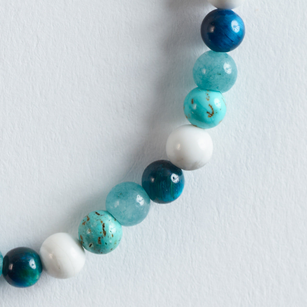 Farbe
Türkis, Aquamarin, Hell- bis Dunkelblau, Weiß