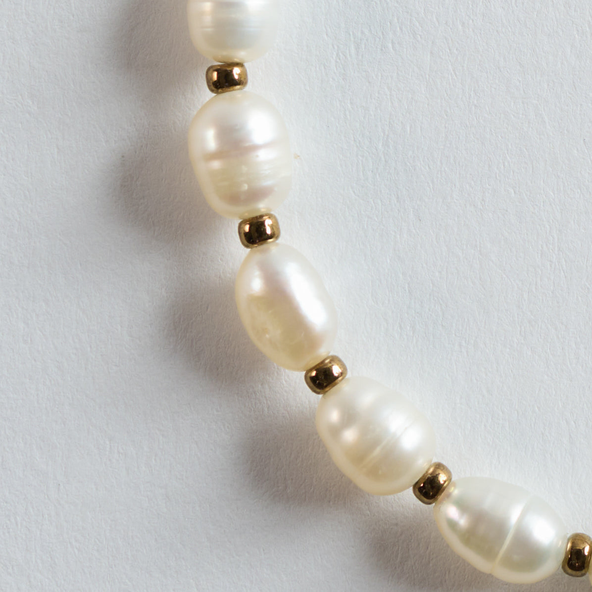 Farbe
Klassisches Perlweiß, sanfte Cremetöne, natürlicher Glanz