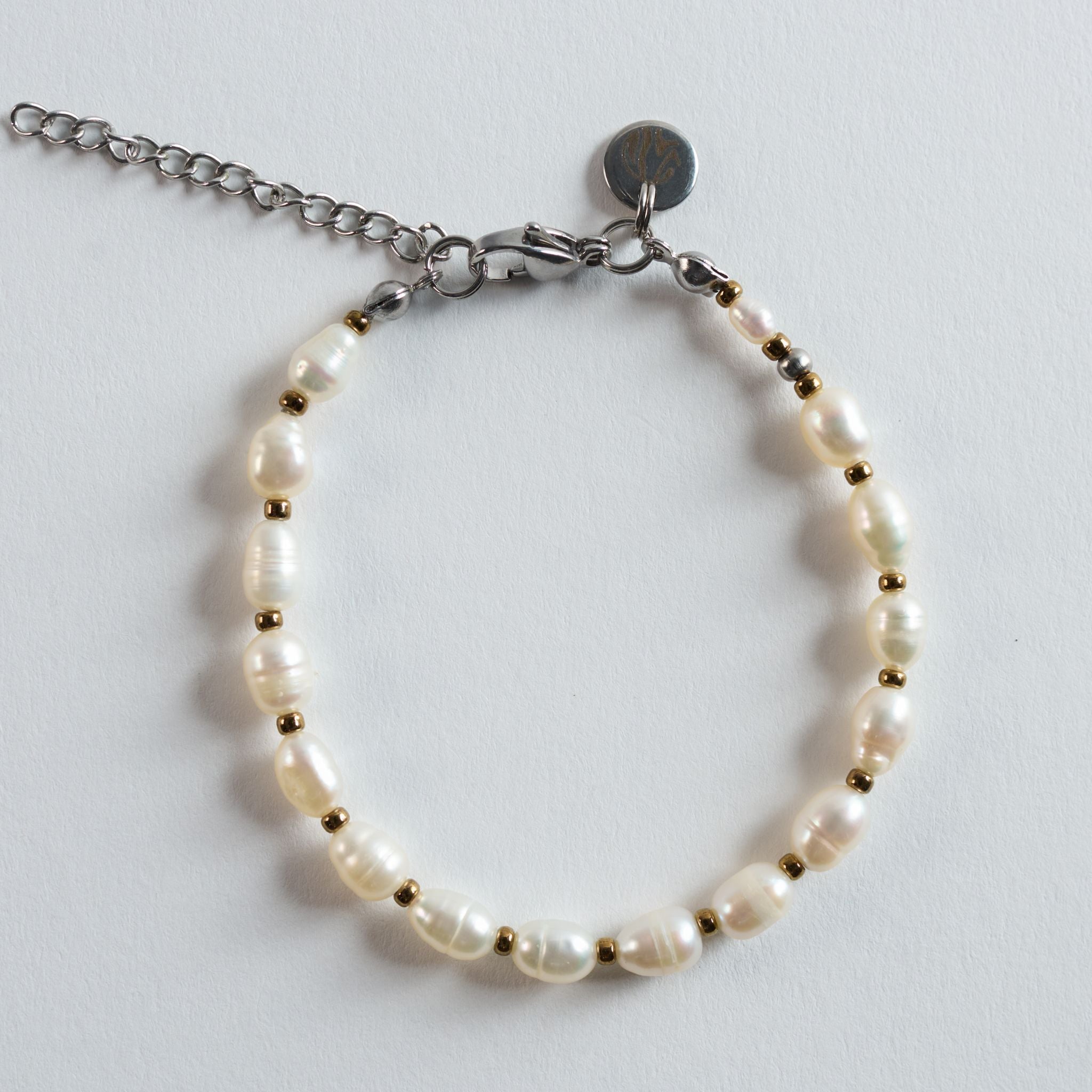 Das Armband Pure Pearl besteht aus fein abgestimmten, natürlichen Süßwasserperlen in klassischem Weiß. Die sanft organischen Formen verleihen dem Design eine weiche, elegante Ausstrahlung, während der klare, ruhige Verlauf bewusst puristisch gehalten ist.

Ein helles, zeitloses Schmuckstück, das sich mühelos mit jedem Stil kombinieren lässt und einen dezenten, edlen Akzent am Handgelenk setzt.