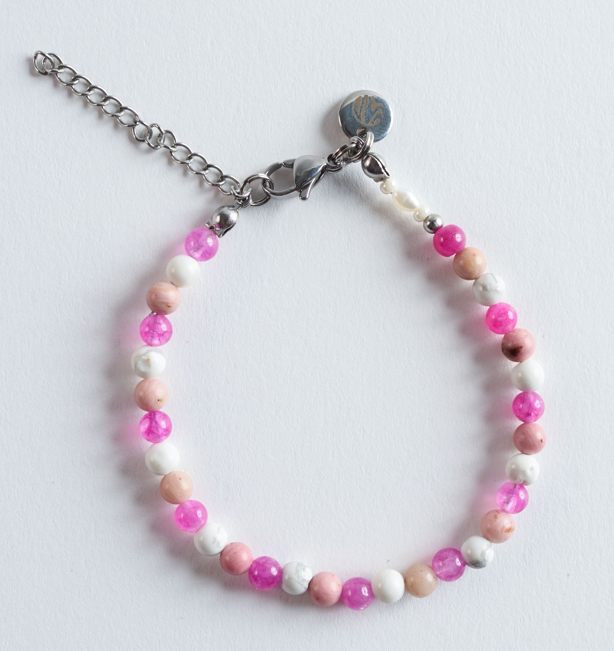 Blossom vereint lebendiges Pink mit sanften Apricot- und Weißtönen. Die Mischung aus klaren und leicht marmorierten Steinstrukturen wirkt frisch, feminin und sommerlich. Ein farbenfrohes Armband, das dennoch weich und harmonisch bleibt.