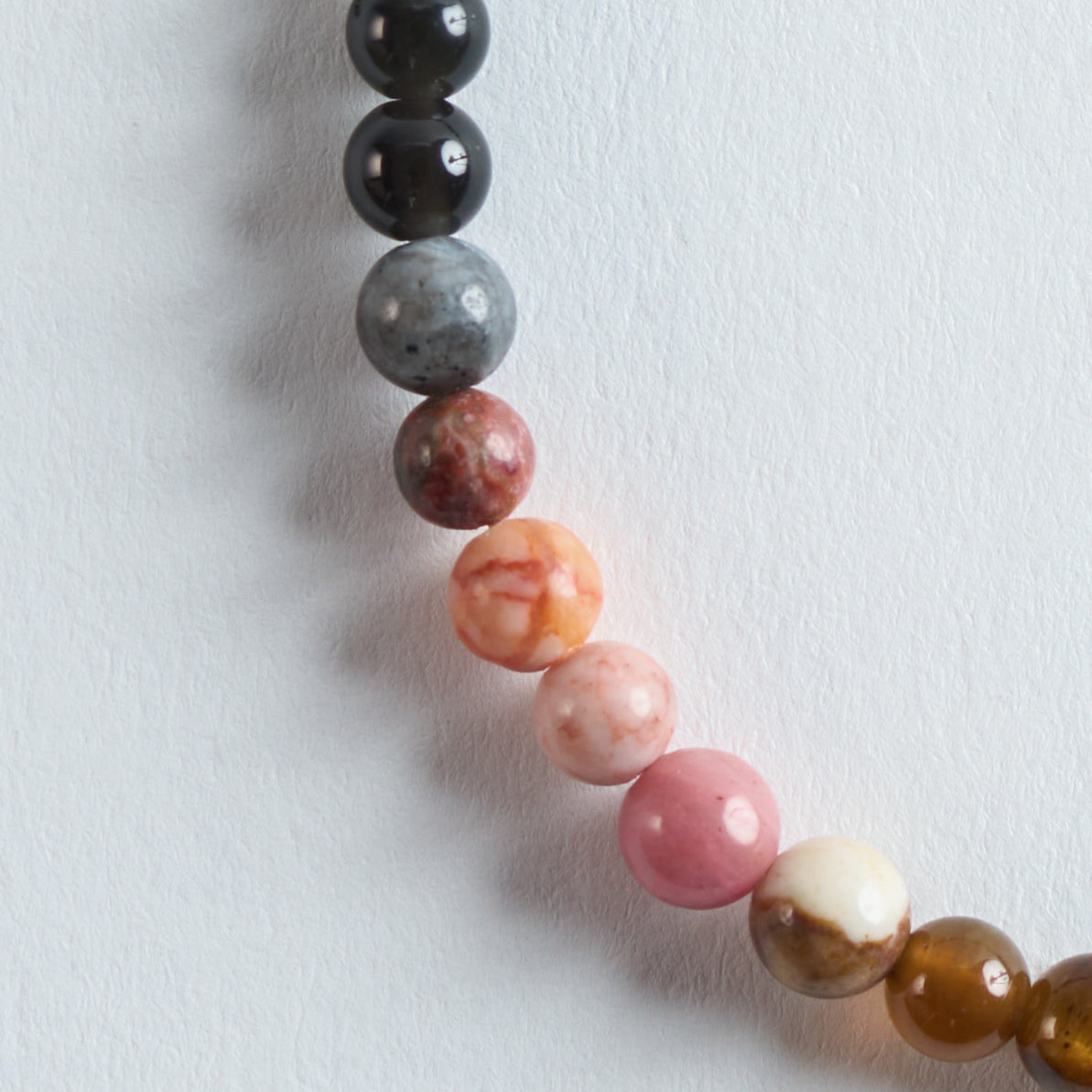 Jede Perle bringt ihre eigene Struktur und Farbe ein. Gemeinsam entsteht ein natürliches Farbspiel, das leicht und elegant zugleich wirkt.

Farbe
Mehrfarbig, weicher Farbverlauf von warmen zu kühlen Tönen