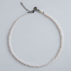 Die Kette „Soft Rose“ ist aus wunderschönem Rosenquarz in zarten, milchig roséfarbenen Tönen.

Die ruhige, natürliche Struktur des Steins verleiht dem Design eine besonders harmonische, leichte Wirkung.