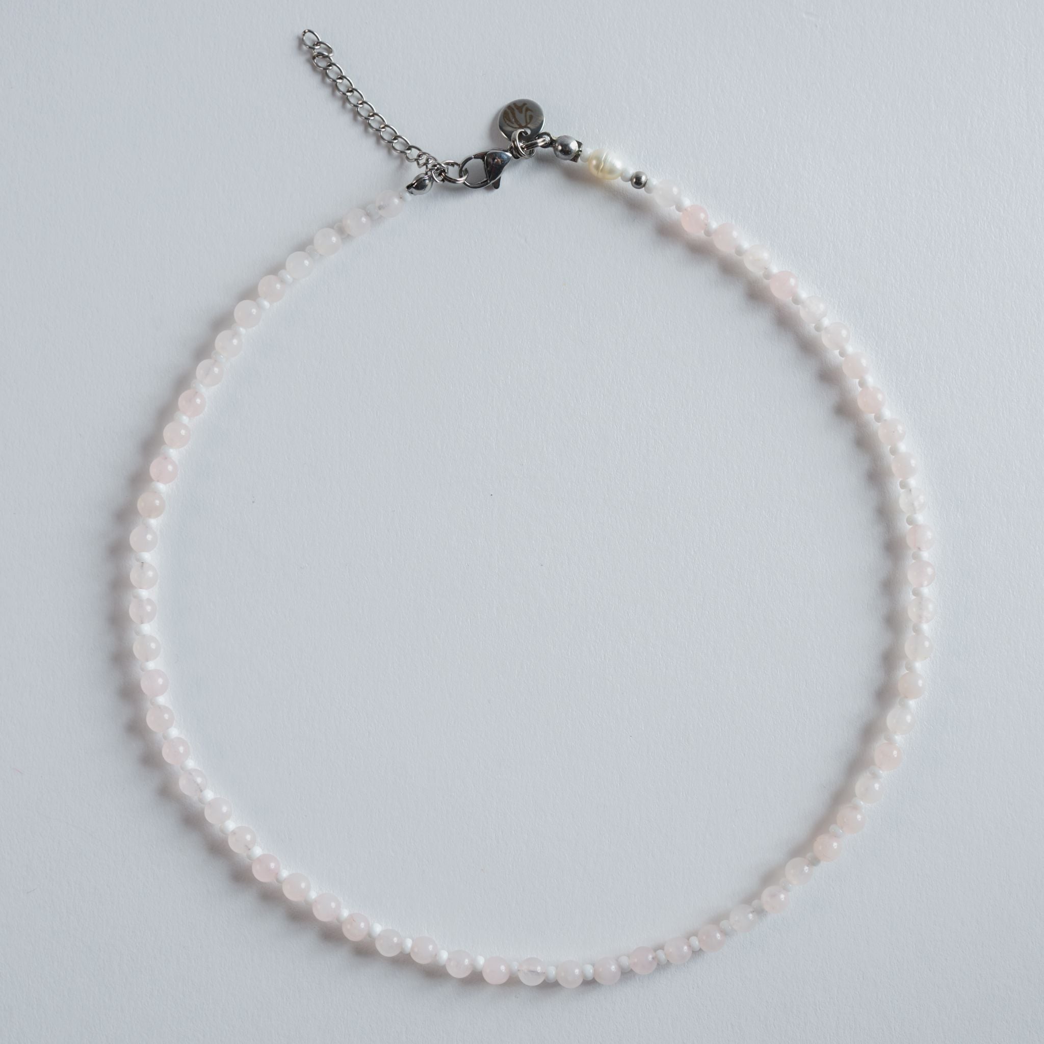 Die Kette „Soft Rose“ ist aus wunderschönem Rosenquarz in zarten, milchig roséfarbenen Tönen.

Die ruhige, natürliche Struktur des Steins verleiht dem Design eine besonders harmonische, leichte Wirkung.