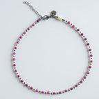 Die Halskette „Rubin – Essence“ kombiniert facettierte Rubinperlen mit hellen Zwischenperlen und goldfarbenem Hämatit. Die feinen Facetten erzeugen kleine Lichtreflexe, die den warmen Pinkton des Rubins elegant hervorheben. Ein modernes, hochwertiges Design mit klarer, femininer Ausstrahlung.