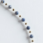 Farbe
Blau, Weiß und Gold