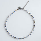 Die Kette „Saphir – Essence“ vereint facettierte Saphirperlen in sanft marmorierten Blautönen mit hellen Zwischenperlen und goldfarbenem Hämatit. Das Design wirkt klar, ruhig und elegant – ein zeitloses Schmuckstück mit feiner Struktur.