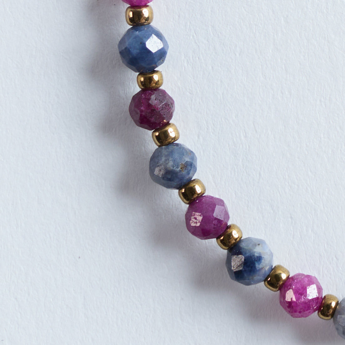 Ein zeitloser Begleiter mit moderner, kraftvoller Eleganz.

Farbe
Dunkelblau, Bordeaux und Gold