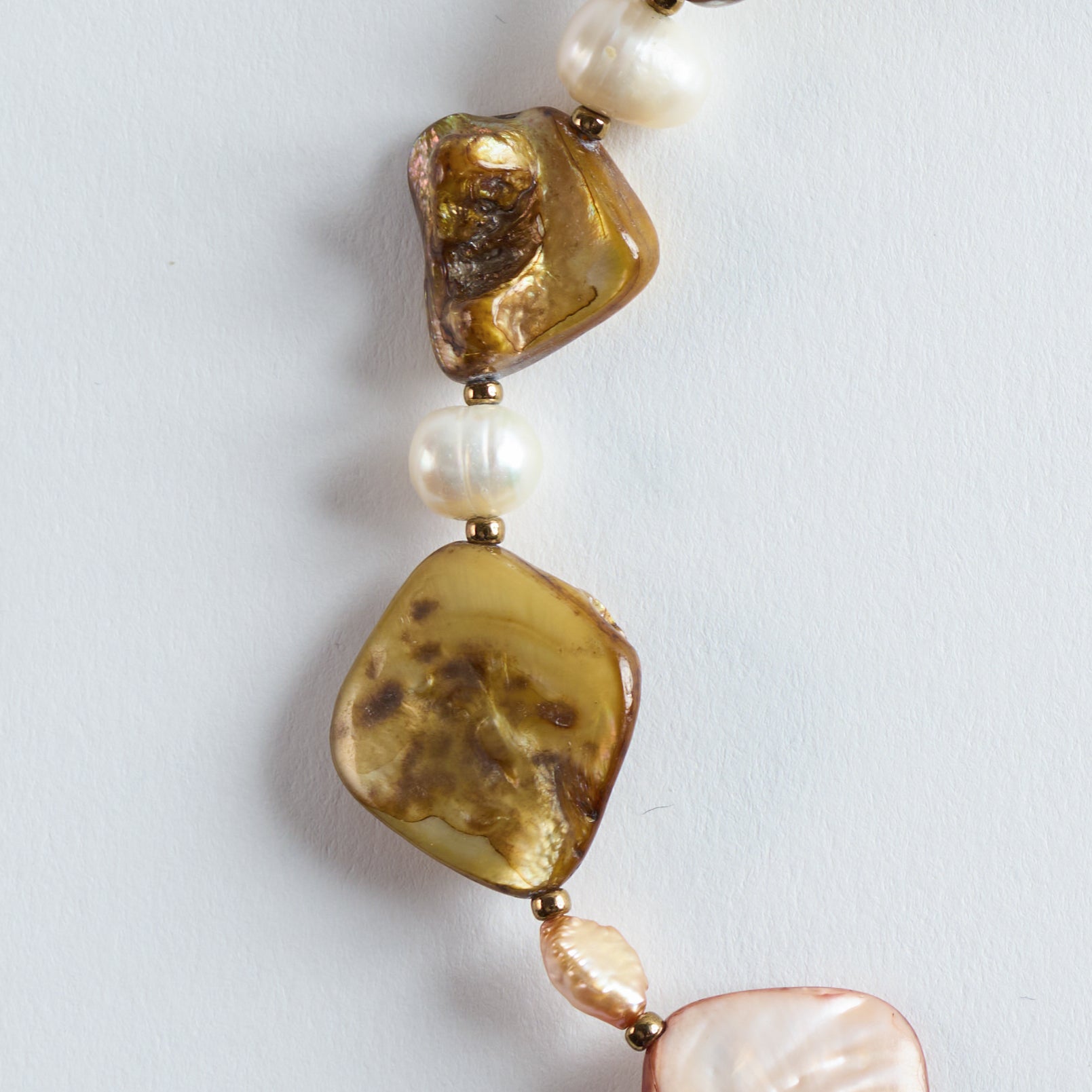 Farbe: Warmbraun, Honiggelb, Goldbeige, Perlmuttweiß