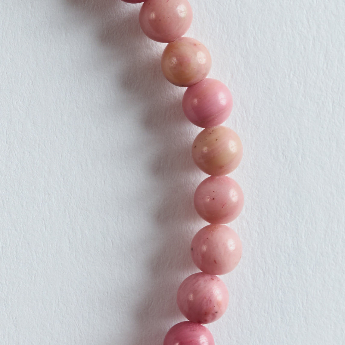 Durch die Mischung aus klaren Formen und organischer Perlstruktur entsteht ein feminines, leicht verspieltes Design, das trotzdem angenehm dezent bleibt.

Farbe
Rosa und Weiß